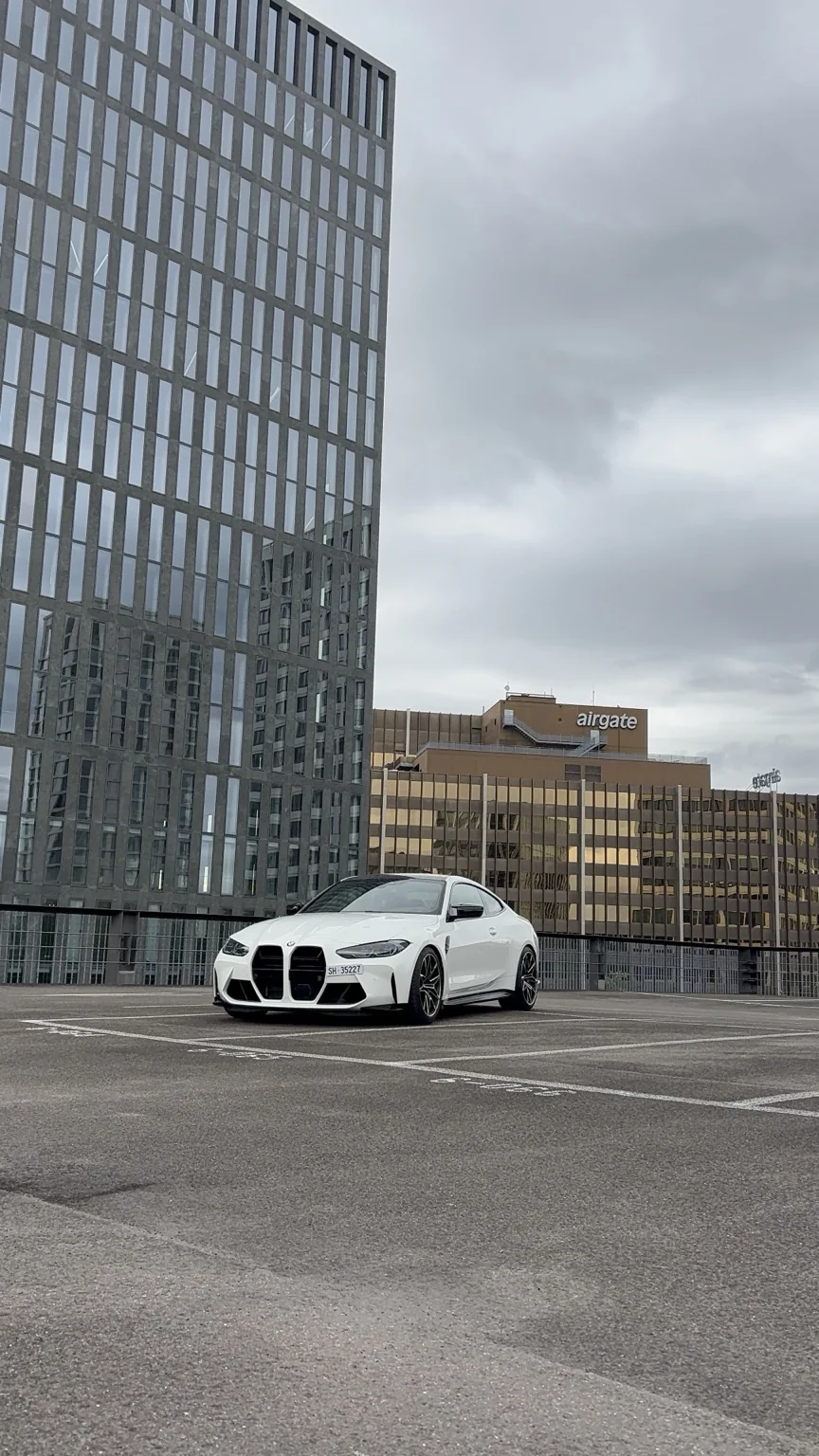 Weisser BMW auf einem Parkdeck
