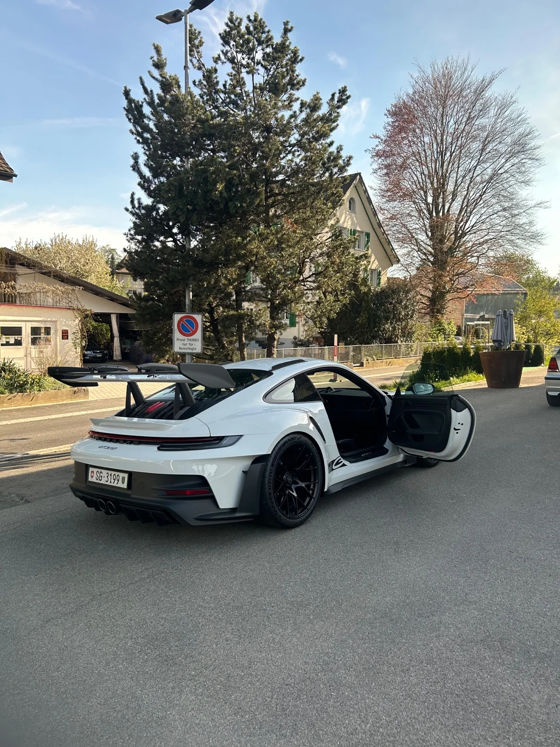 Weisser Porsche, fotografiert nach der Pflege